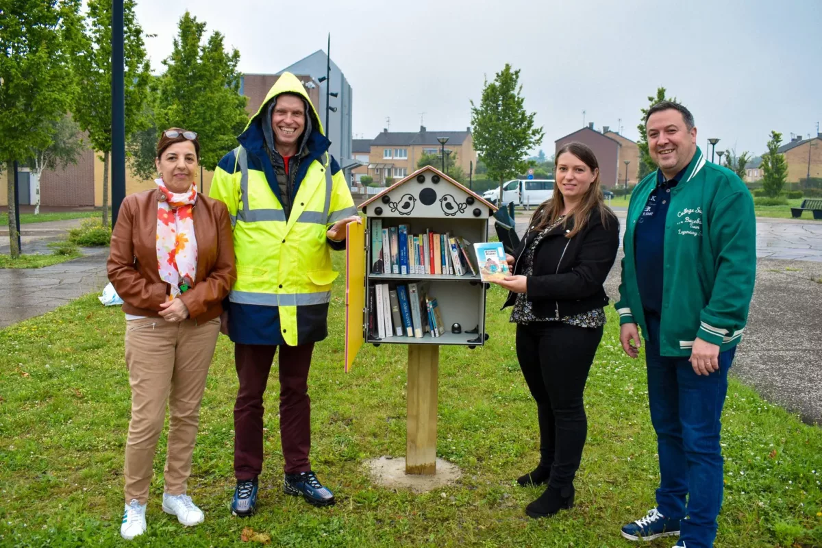 Photo des élus d'Hautmont avec une boite à livres réalisée dans le cadre du budget participatif