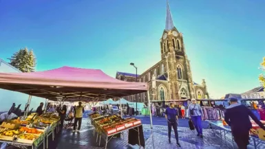 Photo du marché d’Hautmont au square du 8-Mai avec commerçants et produits frais