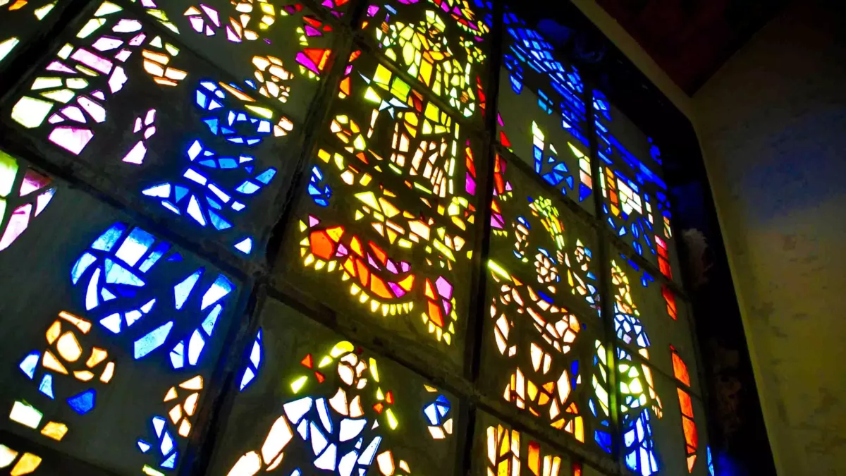 Photo des vitraux de la chapelle St Eloi