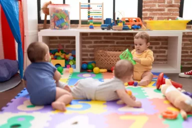 Photo d'enfants en train de jouer dans une crèche
